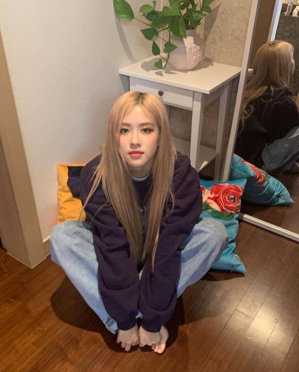 rose blackpink (instagram.com/roses_are_rosie)