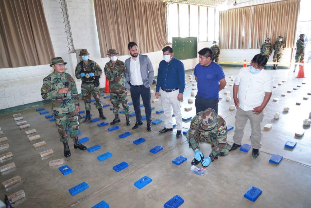 Mendagri Eduardo del Castillo yang meniliki penangkapan 250 kg kokain yang akan diselundupkan dari Bolivia. (twitter.com/EDelCastilloDC)
