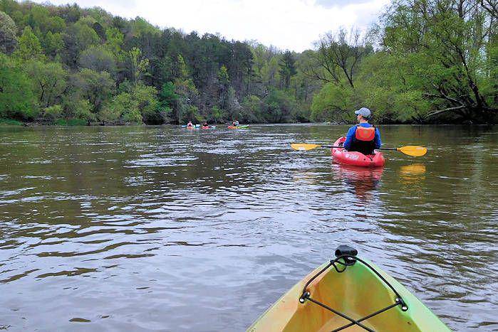 potret Sungai French Broad di Amerika Serikat (romanticasheville.com)