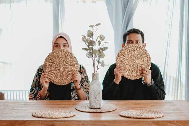 Ilustrasi pasangan duduk bersama (pexels.com/vjapratama)