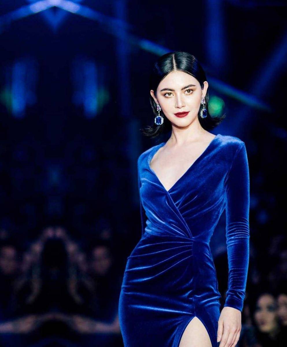 Outfit biru ala Mai Davika (instagram.com/davikah)