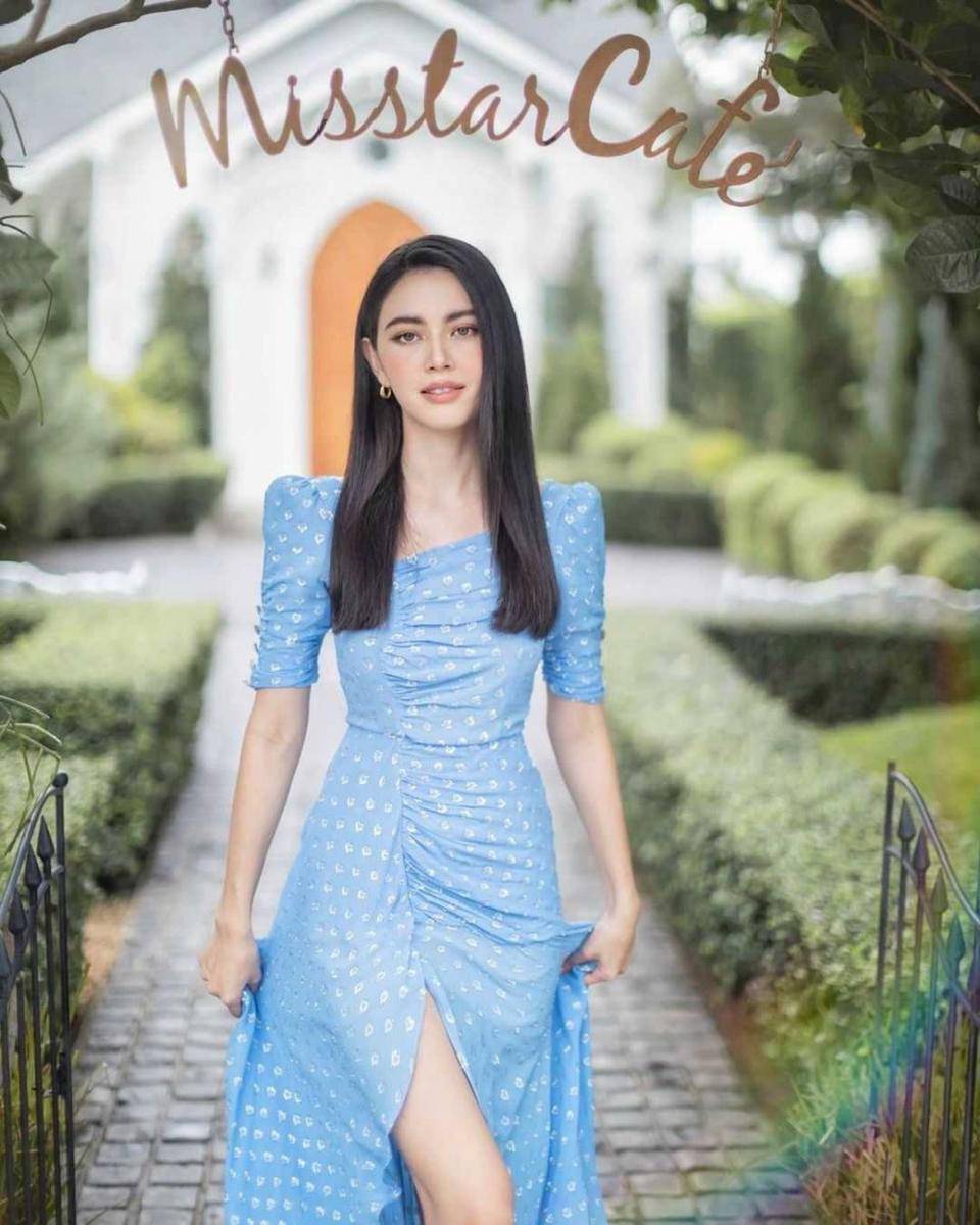 Outfit biru ala Mai Davika (instagram.com/davikah)