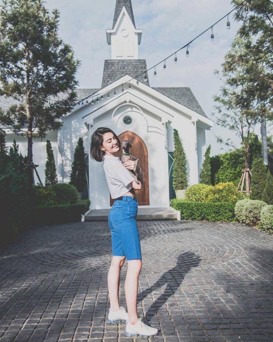 Outfit biru ala Mai Davika (instagram.com/davikah)