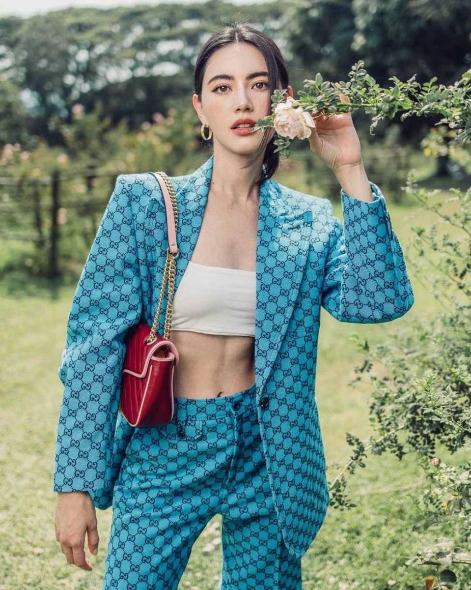Outfit biru ala Mai Davika (instagram.com/davikah)