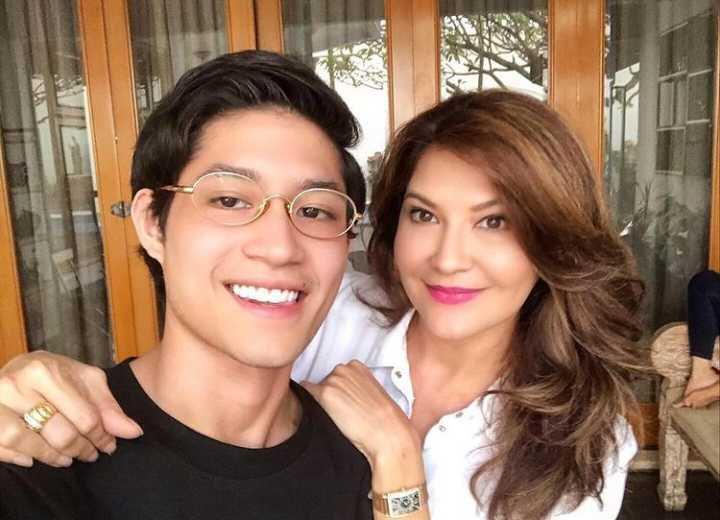 9 Potret Kedekatan Teuku Rassya dan Mama Tamara, Kompak Banget!