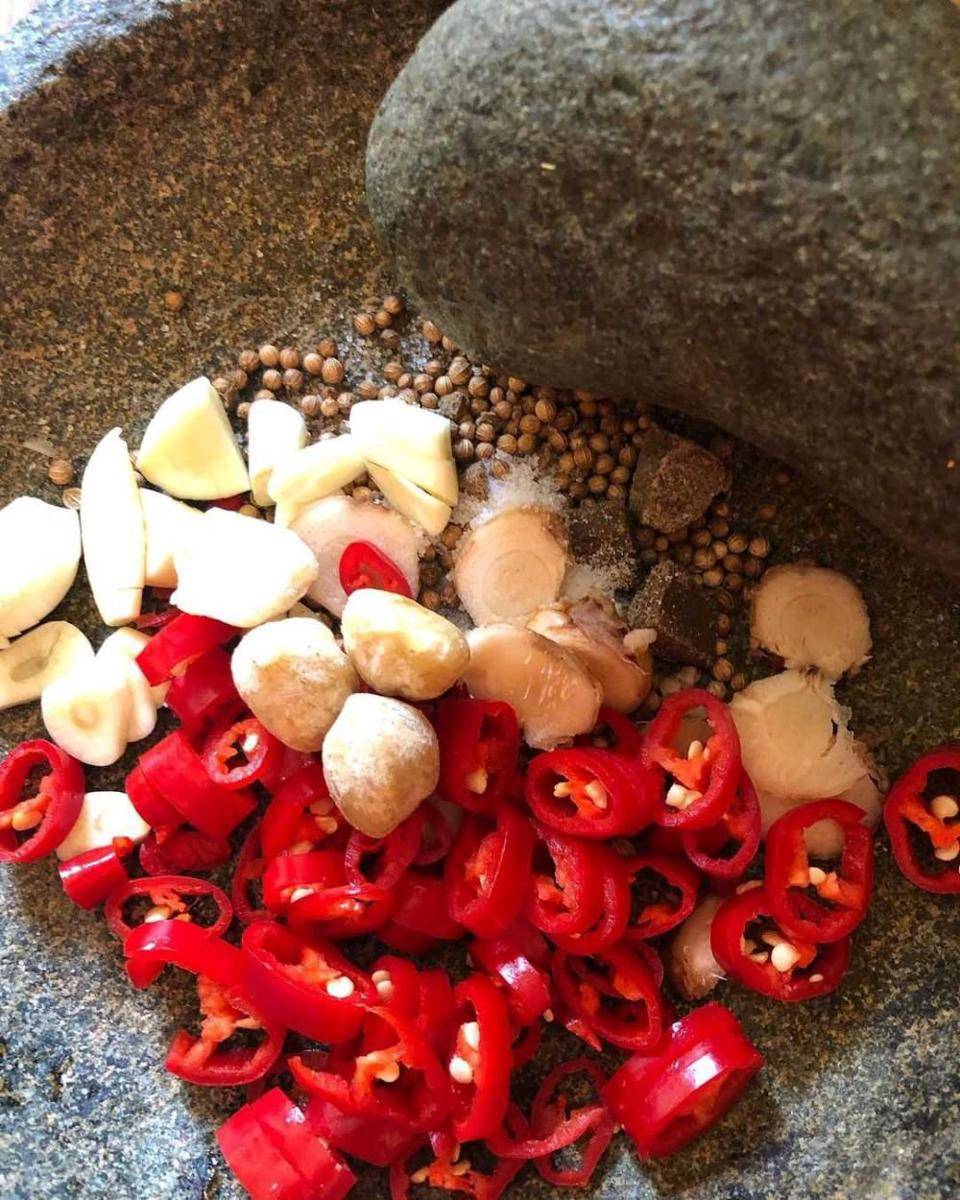 menghaluskan bumbu (instagram.com/thegroovy74)
