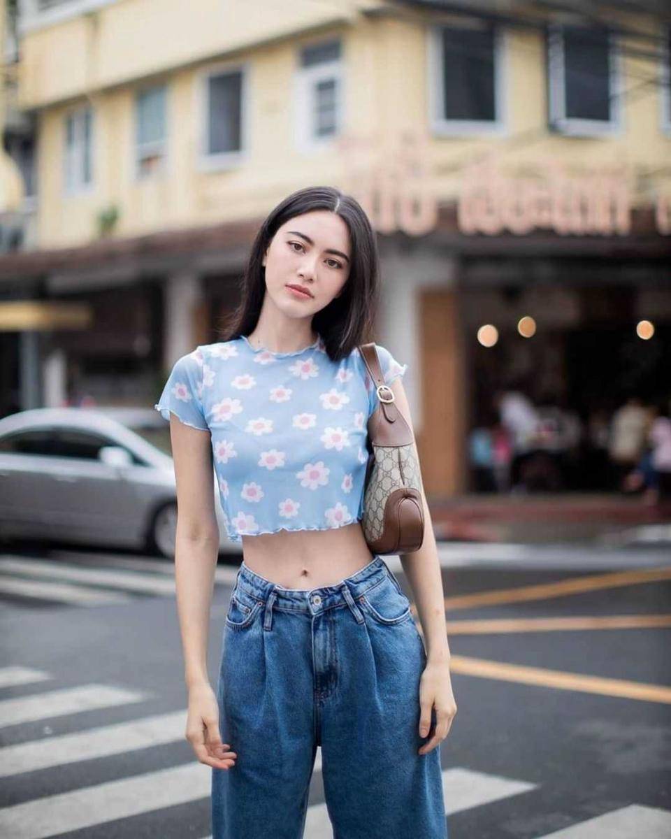 Outfit biru ala Mai Davika (instagram.com/davikah)