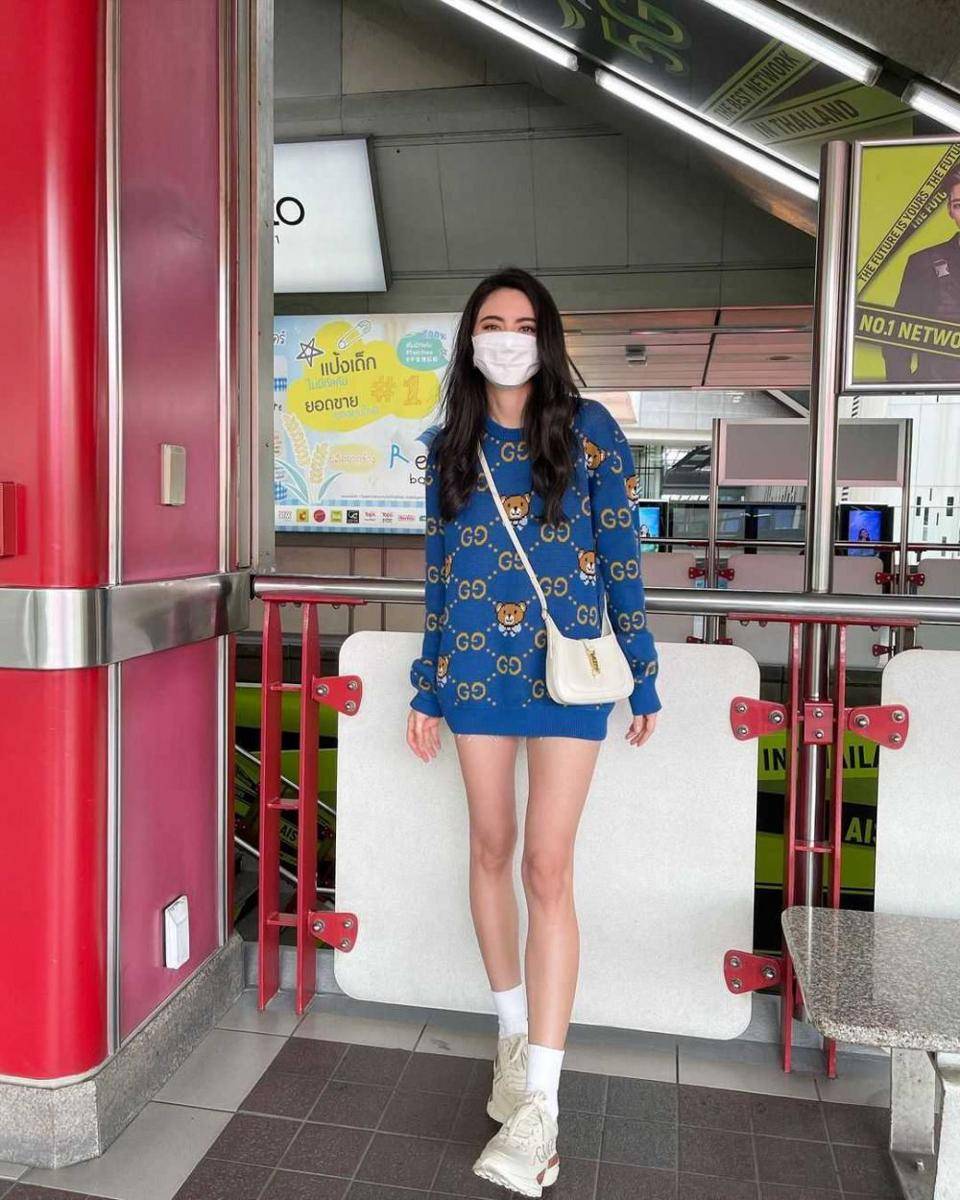 Outfit biru ala Mai Davika (instagram.com/davikah)
