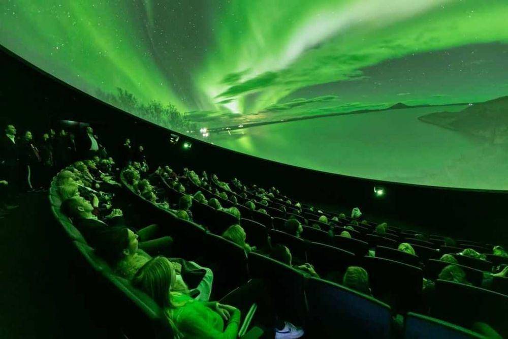 pertunjukkan Aurora di Museum Perlan (instagram.com/perlanmuseumiceland)