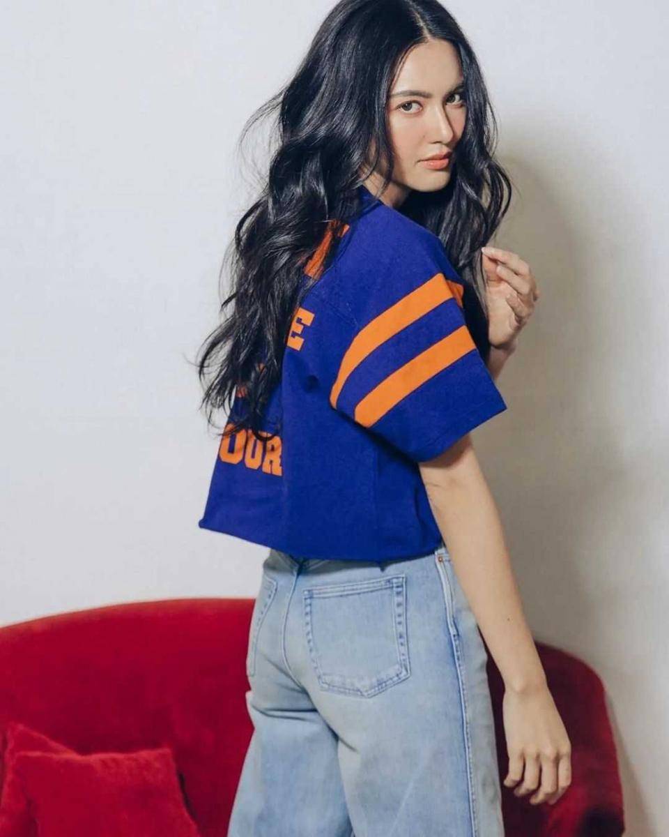 Outfit biru ala Mai Davika (instagram.com/davikah)