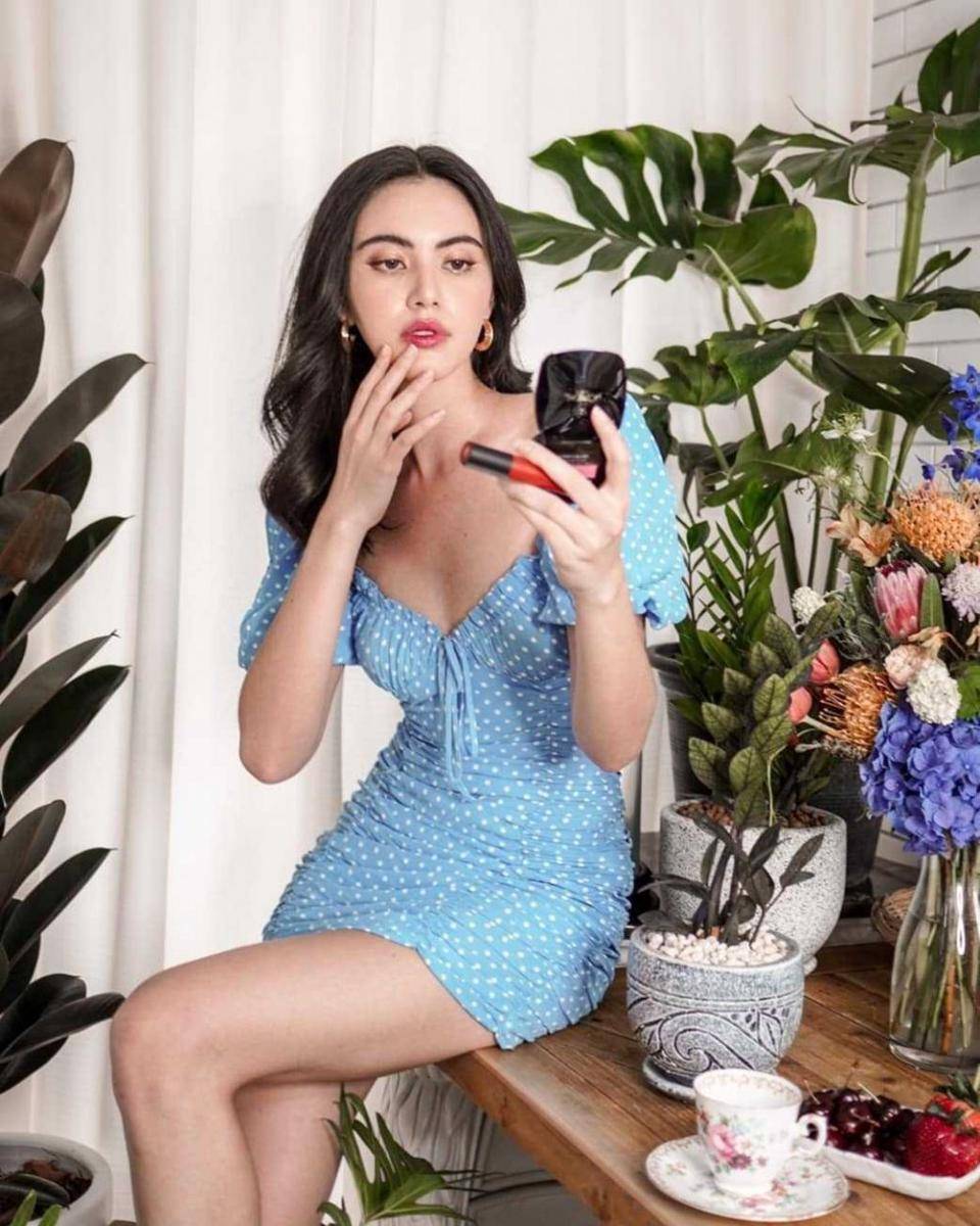 Outfit biru ala Mai Davika (instagram.com/davikah)