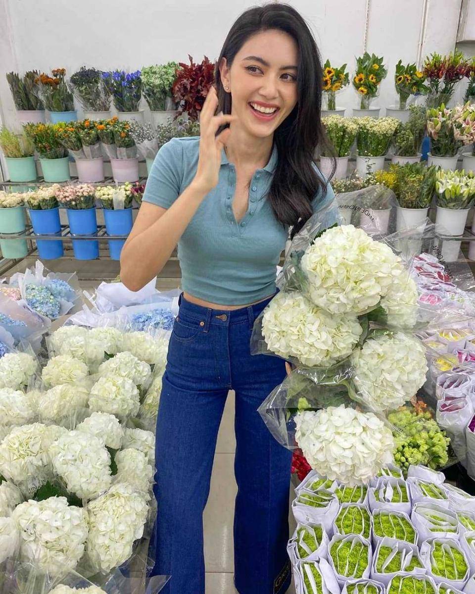 Outfit biru ala Mai Davika (instagram.com/davikah)