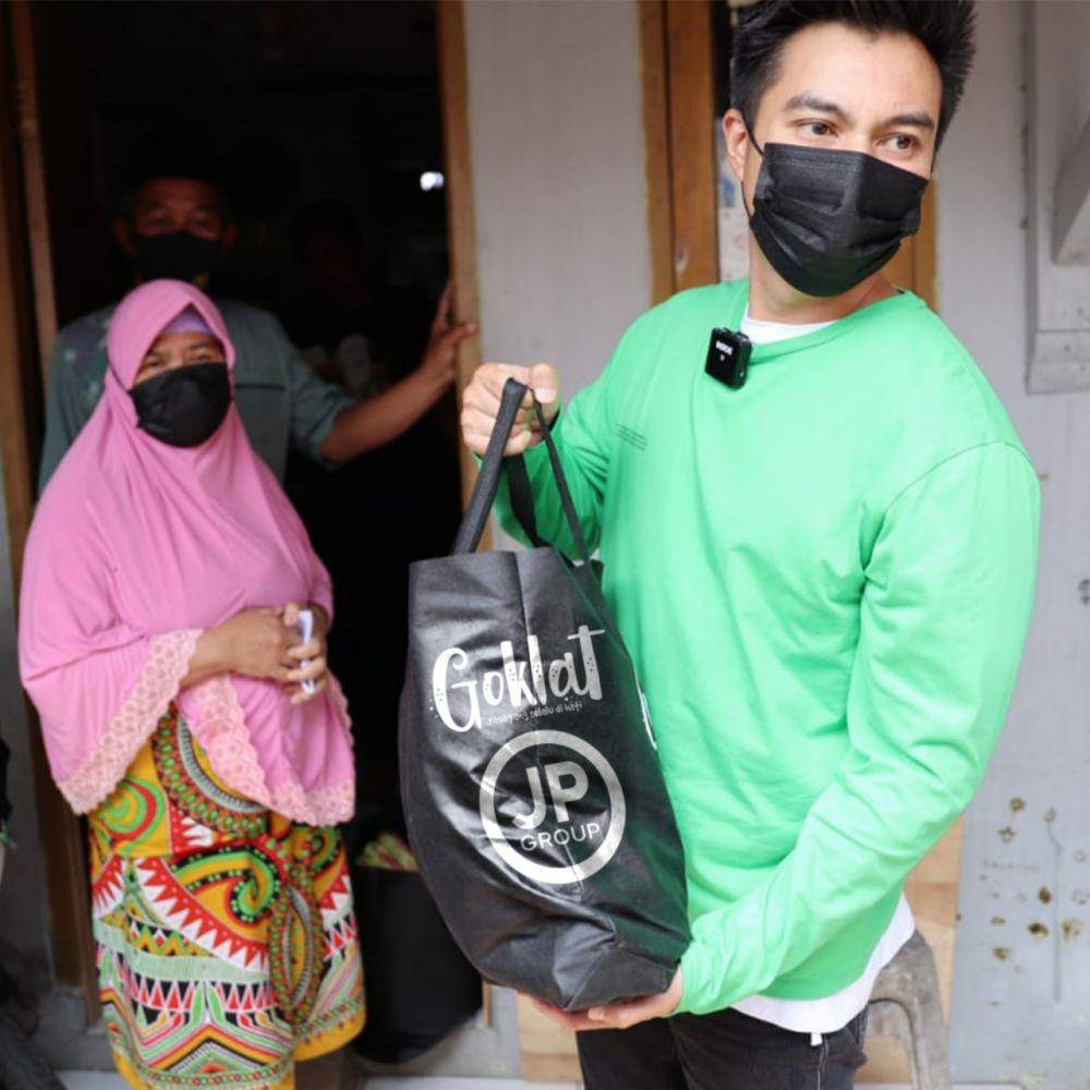 Aktor Baim Wong saat memberikan bantuan paket sembako kepada warga Kampung Lio, Kecamatan Pancoran Mas, Kota Depok. (Istimewa)