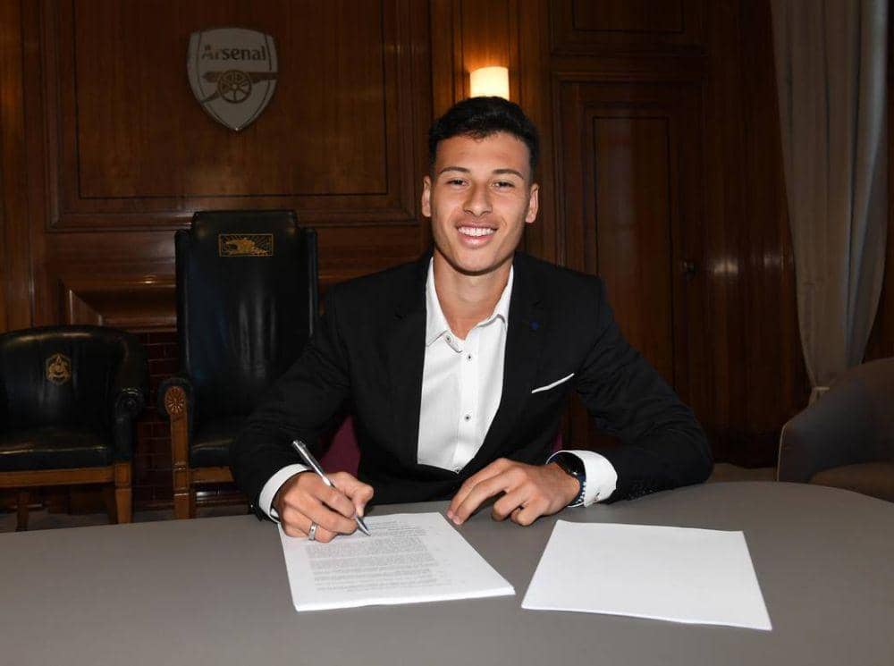 potret Gabriel Martinelli saat menandatangani kontrak bersama Arsenal (dailycannon.com)