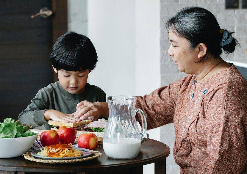 ilustrasi makan bersama anak (pexels.com/alex green)
