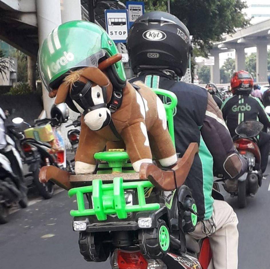 drive ojek online bawa mainan (instagram.com/dramaojol.id)