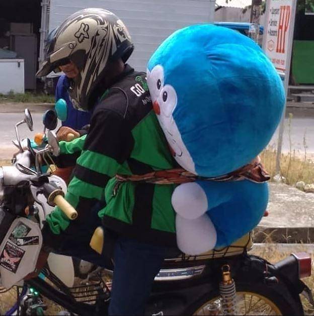drive ojek online bawa mainan (instagram.com/newdramaojol.id)
