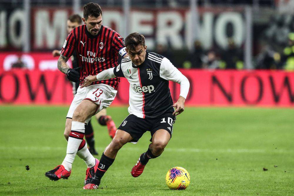 potret perebutan bola Paulo Dybala dan Alessio Romagnoli (blackwhitereadallover.com)