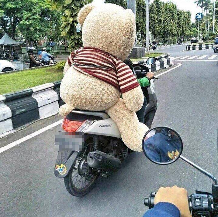 drive ojek online bawa mainan (instagram.com/dramaojol.id)