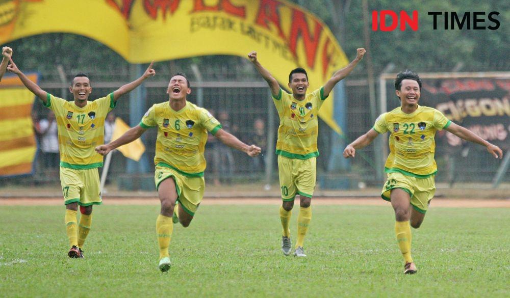 Para pemain Cilegon United melakukan selebrasi usai mencetak gol dalam salah satu pertandingan Divisi Utama Indonesia beberapa tahun lalu di Stadion Krakatau Steel, Cilegon, Banten. (IDN Times/Herka Yanis).