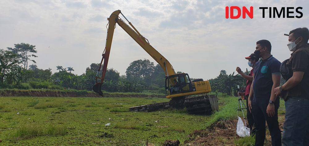 Tampak alat berat sedang melakukan pengerukan dan pengambilan gulma di Situ Tujuh Muara, Kecamatan Bojongsari, Kota Depok. (IDNTimes/Dicky)