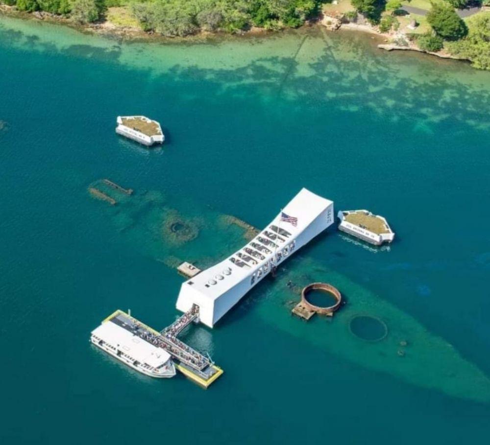 USS Arizona Memorial (instagram.com/cadubarbosa.usa)