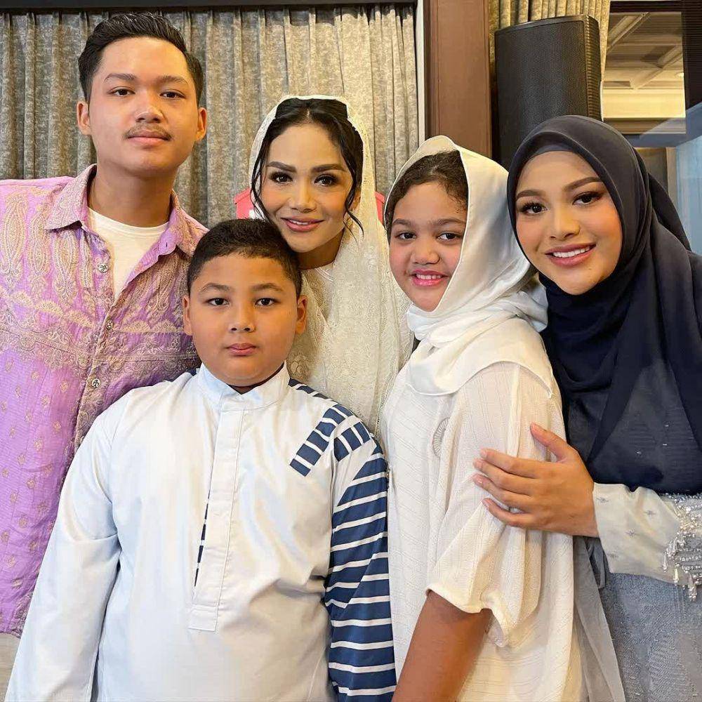 momen tasyakuran 4 bulanan Aurel (instagram.com/krisdayantilemos)