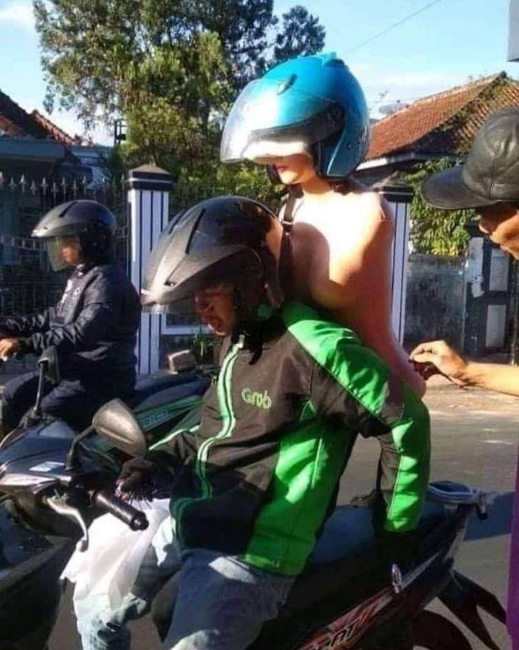 drive ojek online bawa mainan (instagram.com/newdramaojol.id)