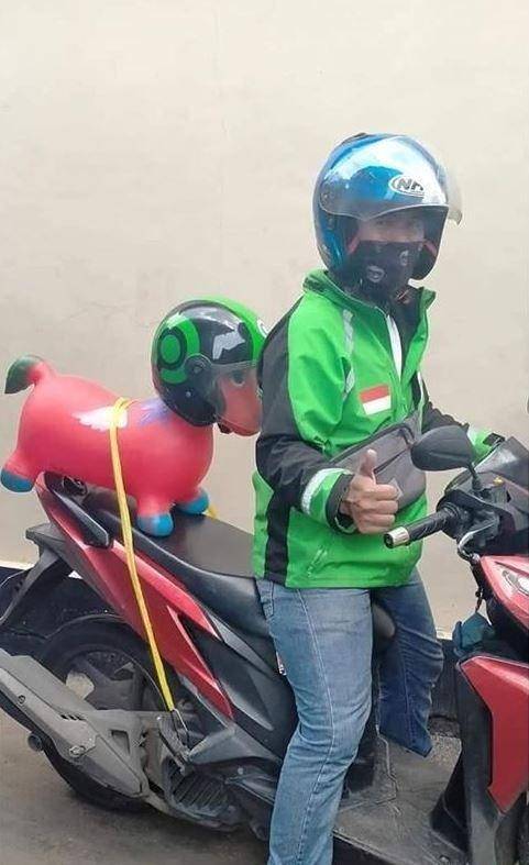 drive ojek online bawa mainan (instagram.com/dramaojol.id)