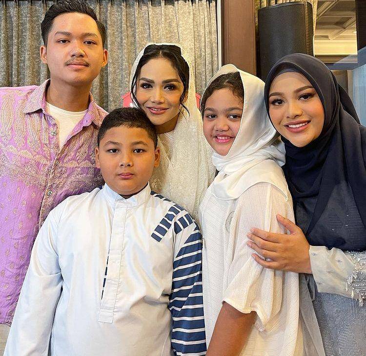 Empat bulanan Aurel Hermansyah (instagram.com/krisdayantilemos)