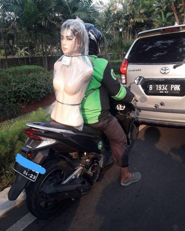 drive ojek online bawa mainan (instagram.com/newdramaojol.id)