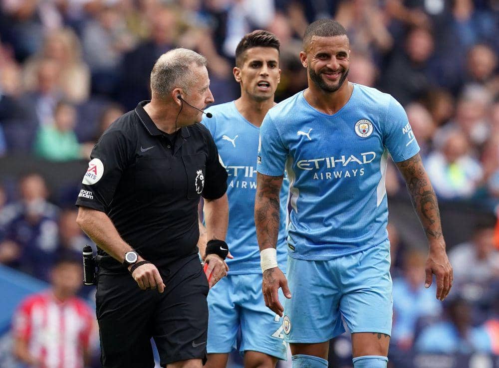 potret Kyle Walker saat berdiskusi bersama wasit di laga melawan Southampton (twitter.com/City_Xtra)