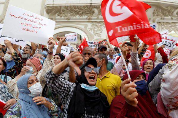 Suasana demonstran di Tunis, Ibu kota Tunisia. (twitter.com/majalla)