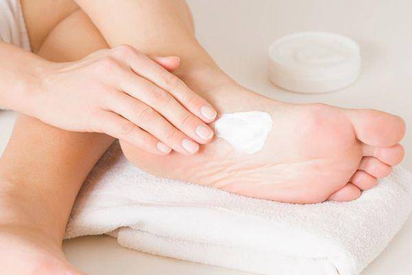 ilustrasi penggunaan obat pada telapak kaki (bebeautiful.in)