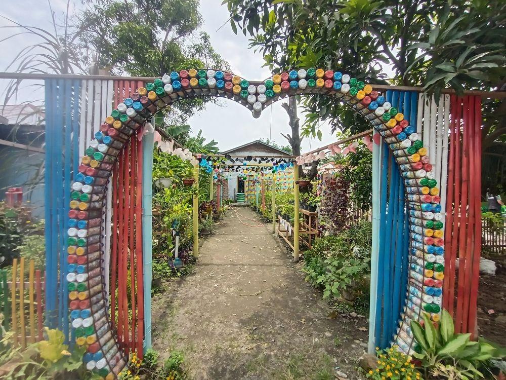 Dengan Ecobricks, Rina Ubah Sampah Jadi Indah di Desa Pematang Johar
