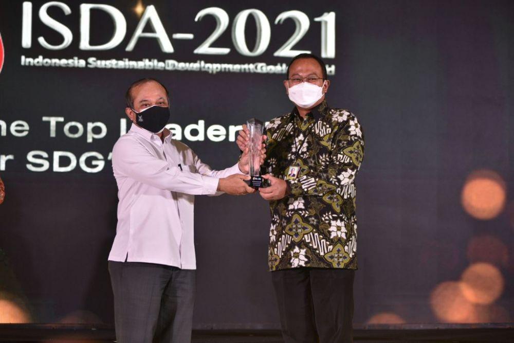 VP CSR dan SMEPP Management Pertamina Arya Dwi Paramita menerima 4 Penghargaan yaitu The Top Leadership on SDGs, The Most Committed Corporate on Social Pilar, The Most Committed Corporate on Economy Pilar dan The Most Committed Corporate on Environment Pilat dalam acara Indonesia Sustainable Development Goals Award (ISDG) 2021, pada jumat (17/9) di Ballroom Hotel JS Luwansa. Dok. Pertamina