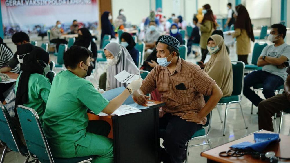 Universitas Lampung (Unila) kembali menggelar vaksinasi COVID-19 batch 7, Minggu (19/9/2021). (IDN Times/istimewa).