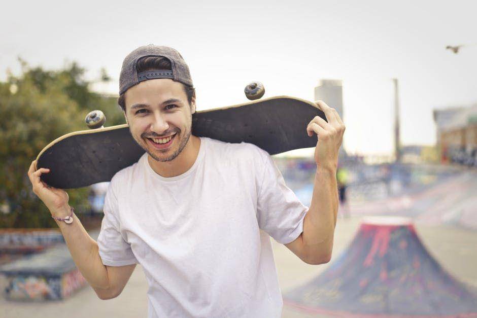 ilustrasi seorang pria bermain skateboard (Pexels.com/ Andrea Piacquadio)