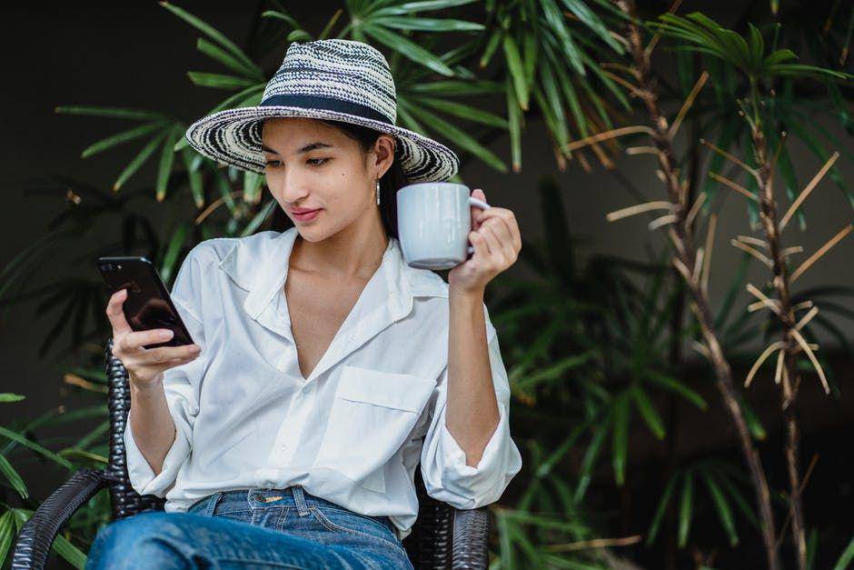 ilustrasi seorang perempuan bermain smartphone (Pexels.com/ Armin Rimoldi)
