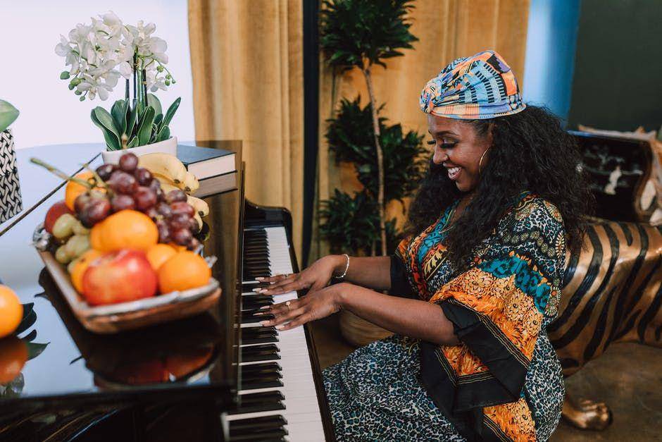 ilustrasi perempuan bermain piano (Pexels.com/@rodnae-prod)