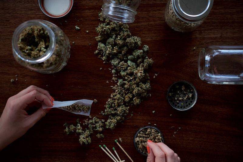 Ilustrasi orang yang sedang membuat rokok ganja. (Unsplash.com/Wesley Gibbs)