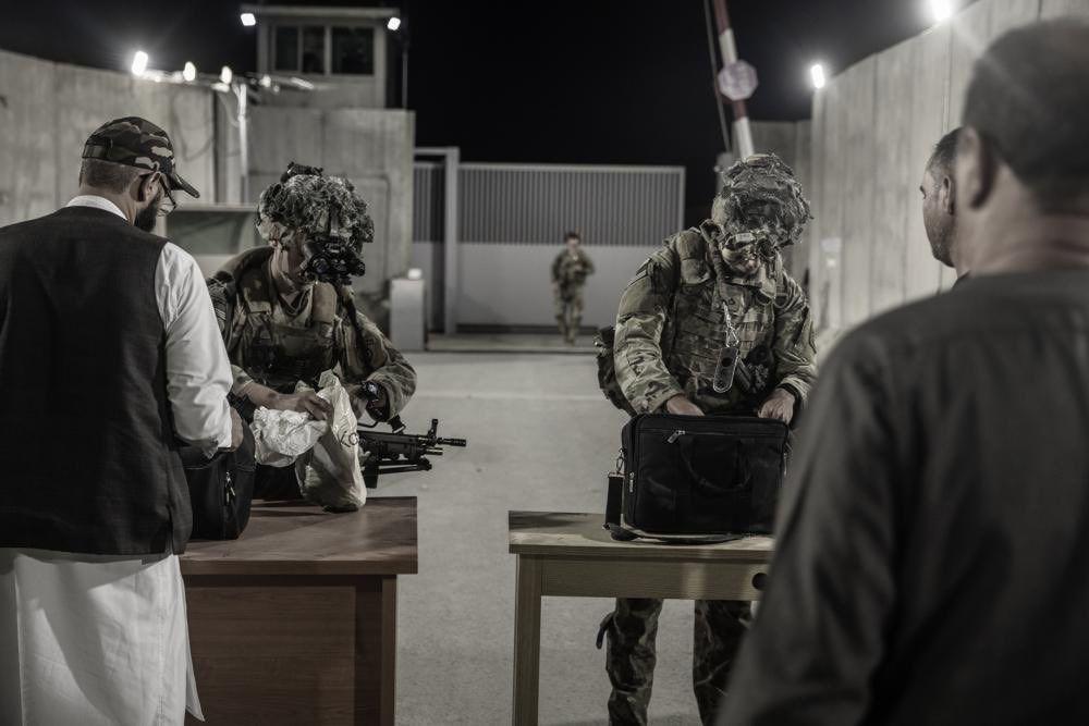 Pasukan Amerika mengecek barang warga Afganistan yang ingin memasuki perbatasan, Kabul, Sabtu (28/8/2021). (twitter.com/18airbornecorps)