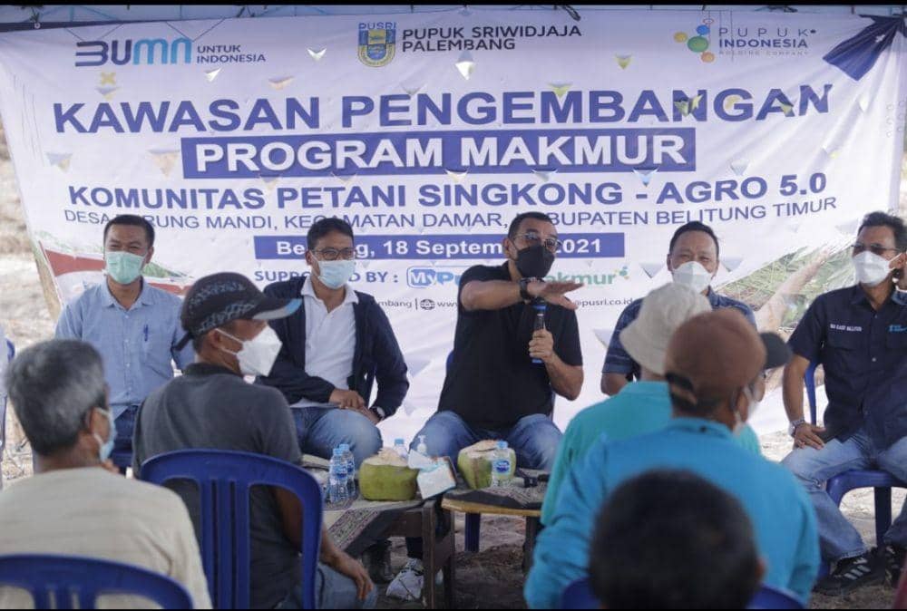 Staf Khusus III Menteri BUMN, Arya Sinulingga, menyaksikan pelaksanaan Program Makmur di lahan bekas tambang di Kabupaten Belitung Timur, Kepulauan Bangka Belitung. (Dok. Pupuk Indonesia)