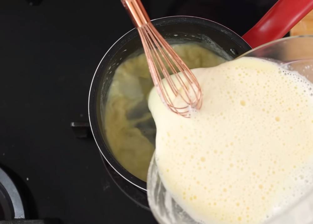 Proses membuat pastry cream. (youtube.com/Devina Hermawan)