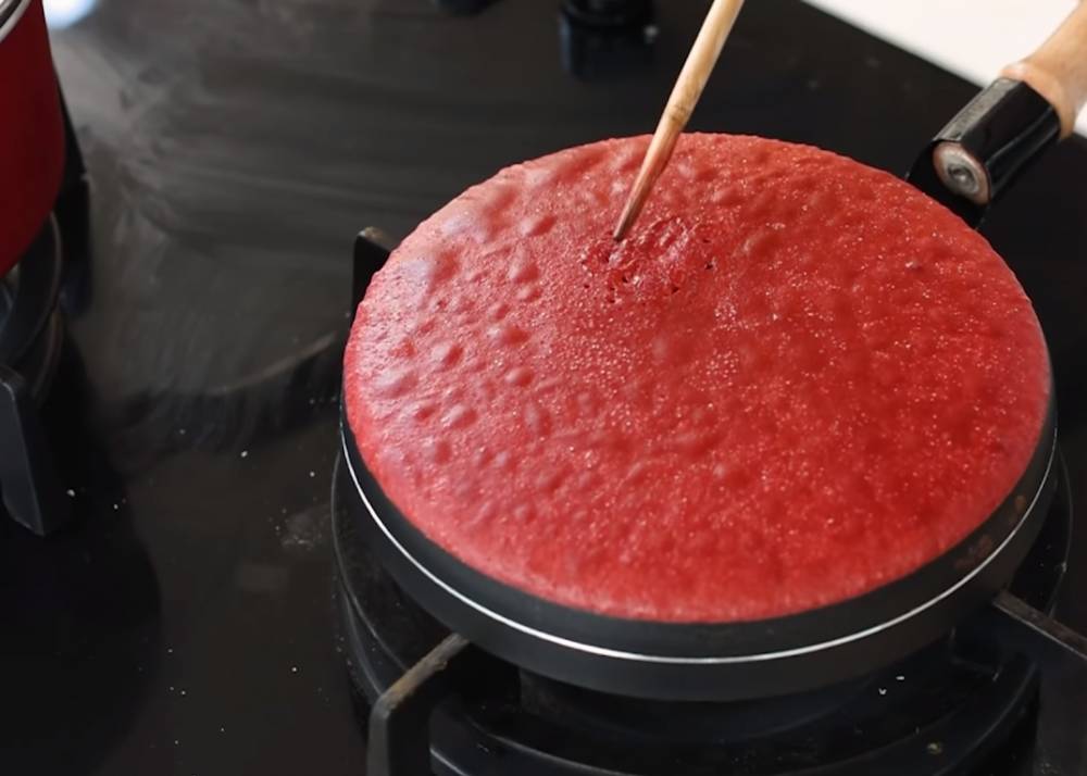 Proses membuat crepe menggunakan crepe maker. (youtube.com/Devina Hermawan)