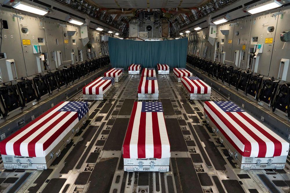 13 pasukan Amerika yang gugur atas serangan ISIS-K dipulangkan dengan menggunakan pesawat terbang C-17 Globemaster II, Minggu ( 29/8/2021). (twitter.com/U.S. Marines)