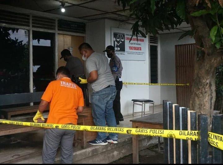 Olah TKP di Kantor LBH Yogyakarta. Instagram/YLBHI