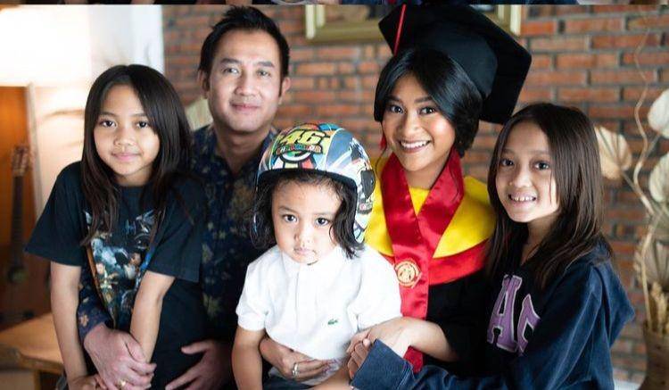 Adira wisuda (Instagram.com/adirakania)