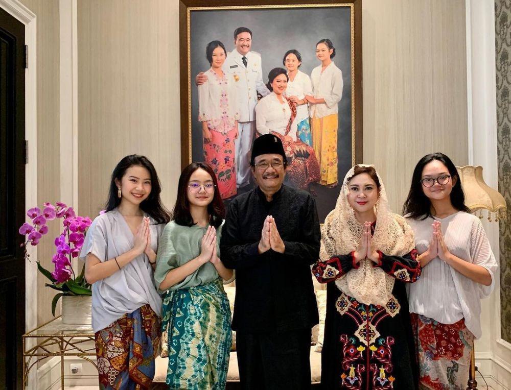 9 Style Kompak Keluarga Djarot, Harmonis Banget!