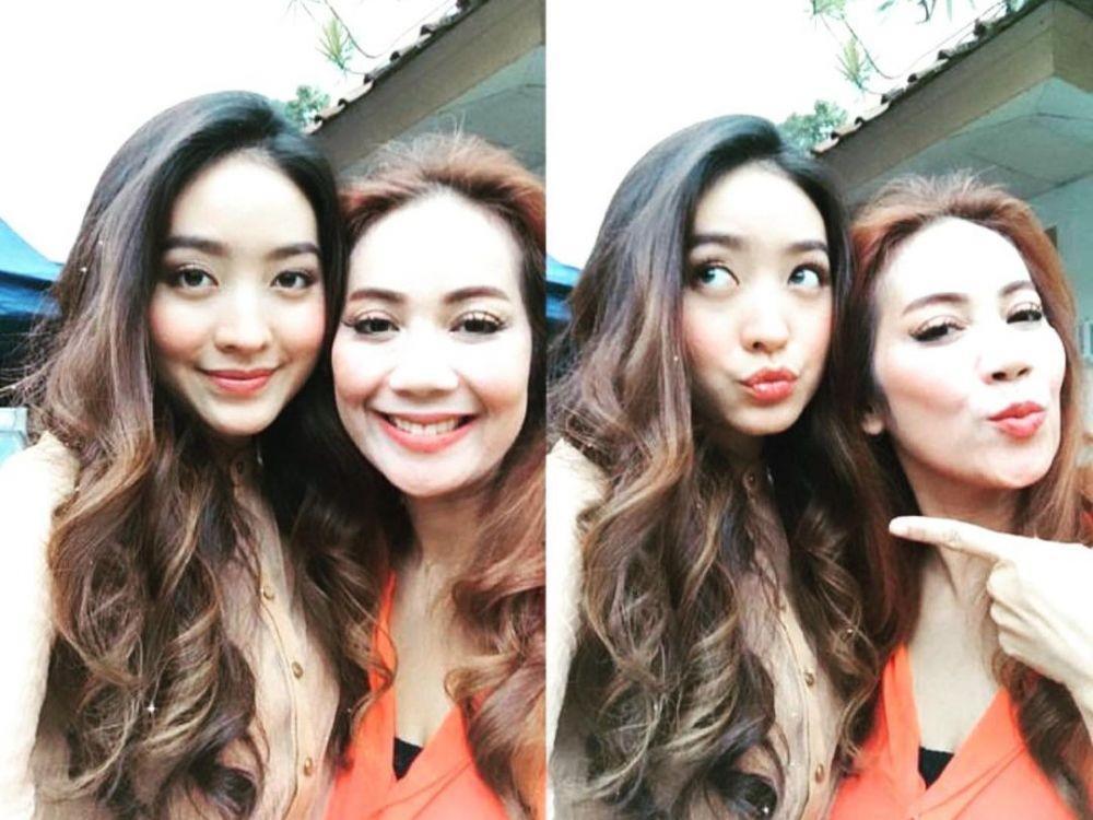 10 Potret Awet Muda Irene Librawati 'Ibu' Natasha Wilona di Little Mom